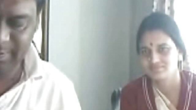 लक्जरी खाल ने एक वास्तविक हिंदी इंग्लिश सेक्सी मूवी गैंगबैंग की व्यवस्था की